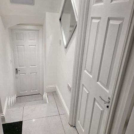 Fancy Basement Flat A London Exterior photo