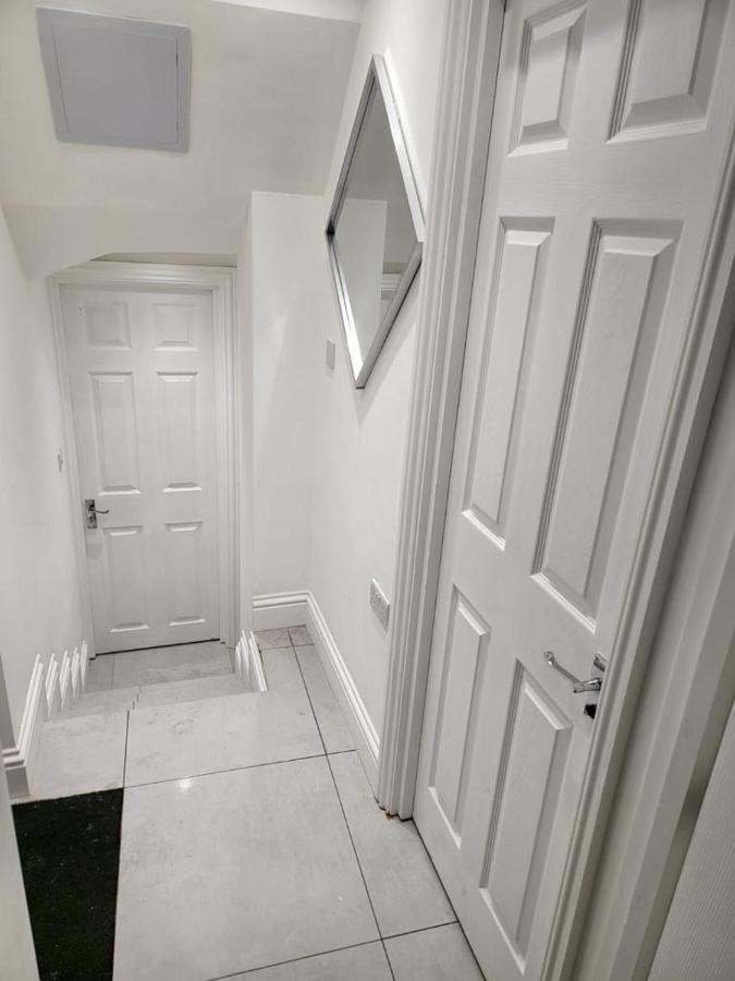 Fancy Basement Flat A London Exterior photo