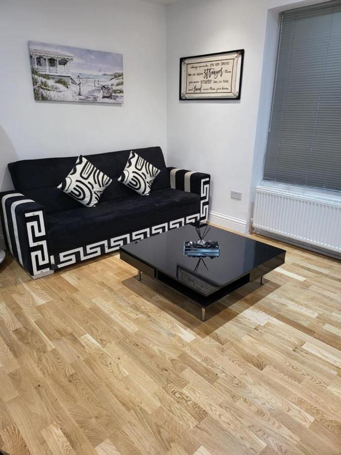 Fancy Basement Flat A London Exterior photo