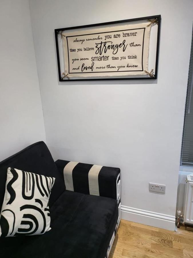 Fancy Basement Flat A London Exterior photo