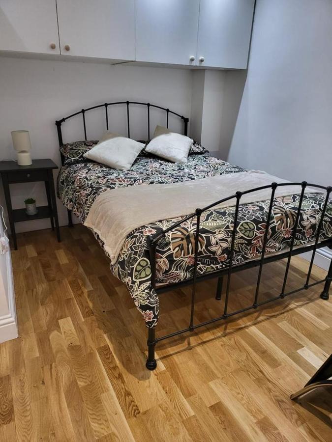 Fancy Basement Flat A London Exterior photo