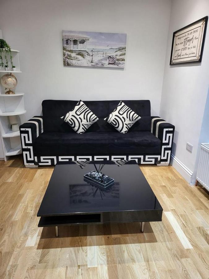 Fancy Basement Flat A London Exterior photo