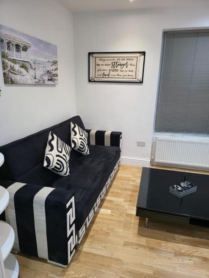 Fancy Basement Flat A London Exterior photo
