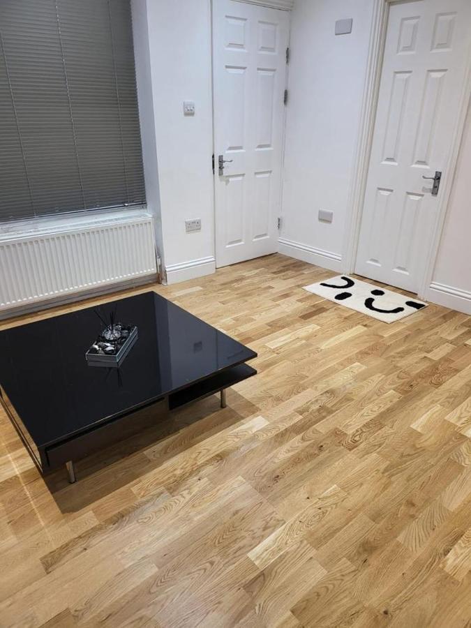 Fancy Basement Flat A London Exterior photo